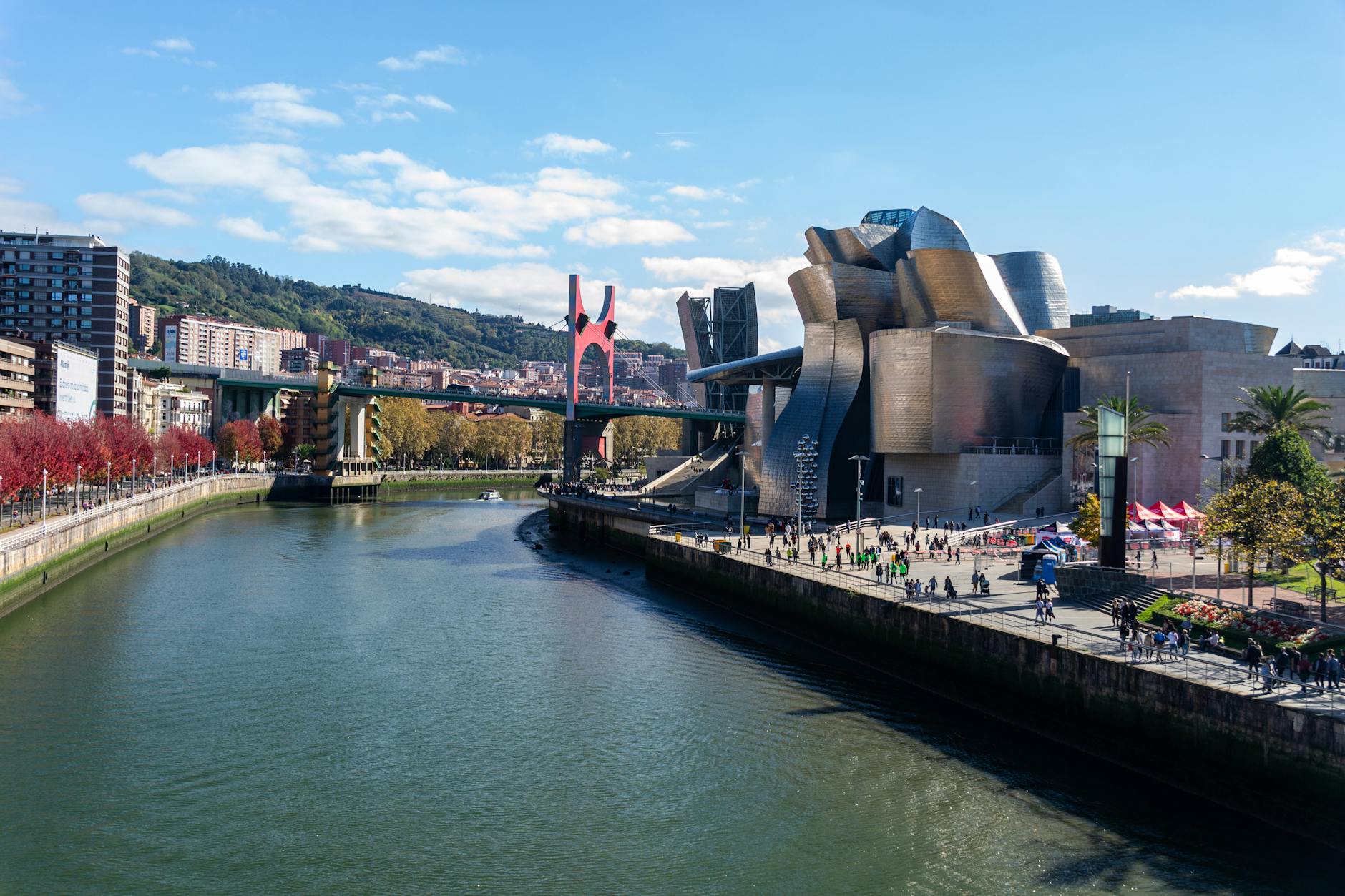 vista lateral del Guggenheim Bilbao reflejado en la ría del Nervión