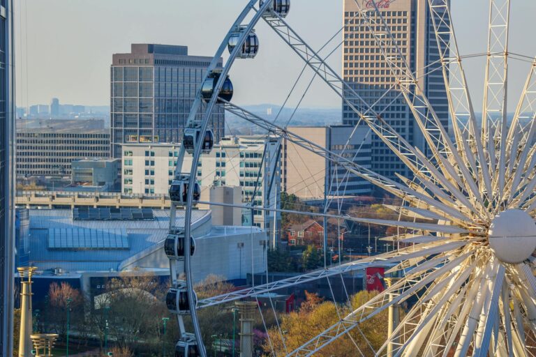 Vista aérea del skyline de Atlanta con noria y edificios en un día soleado