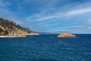 Playa de la Costa Brava, Girona, con aguas turquesa
