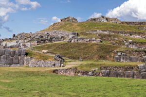 Ruinas de piedra inca con vegetación andina, similares a Ingapirca en Ecuador