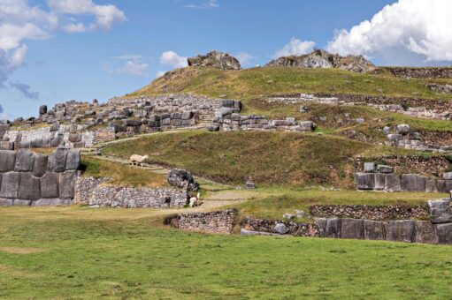 Ruinas de piedra inca con vegetación andina, similares a Ingapirca en Ecuador
