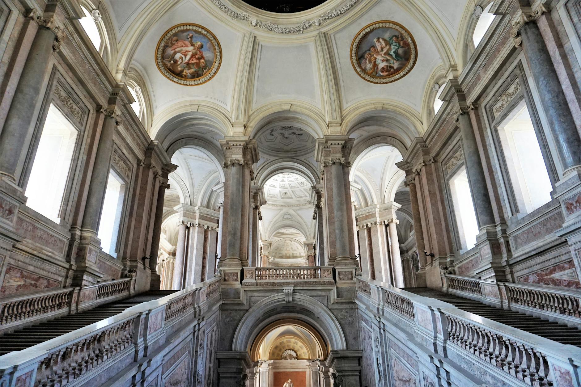 Interior suntuoso de edificio histórico italiano con columnas, frescos y decoración clasicista