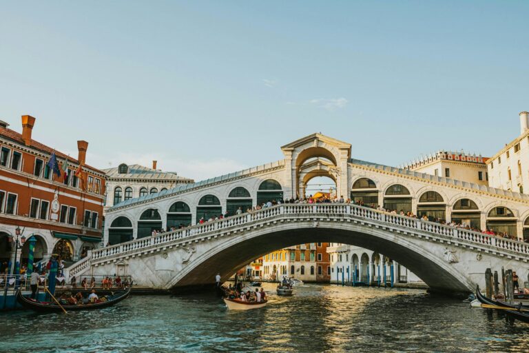 El Canal Grande de Venecia con góndolas y edificios históricos reflejados en el agua