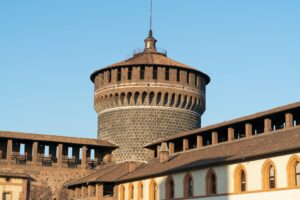 Castillo Sforzesco de Milán con su torre y foso histórico