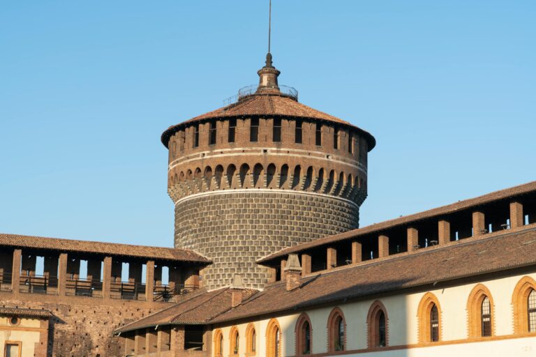 Castillo Sforzesco de Milán con su torre y foso histórico
