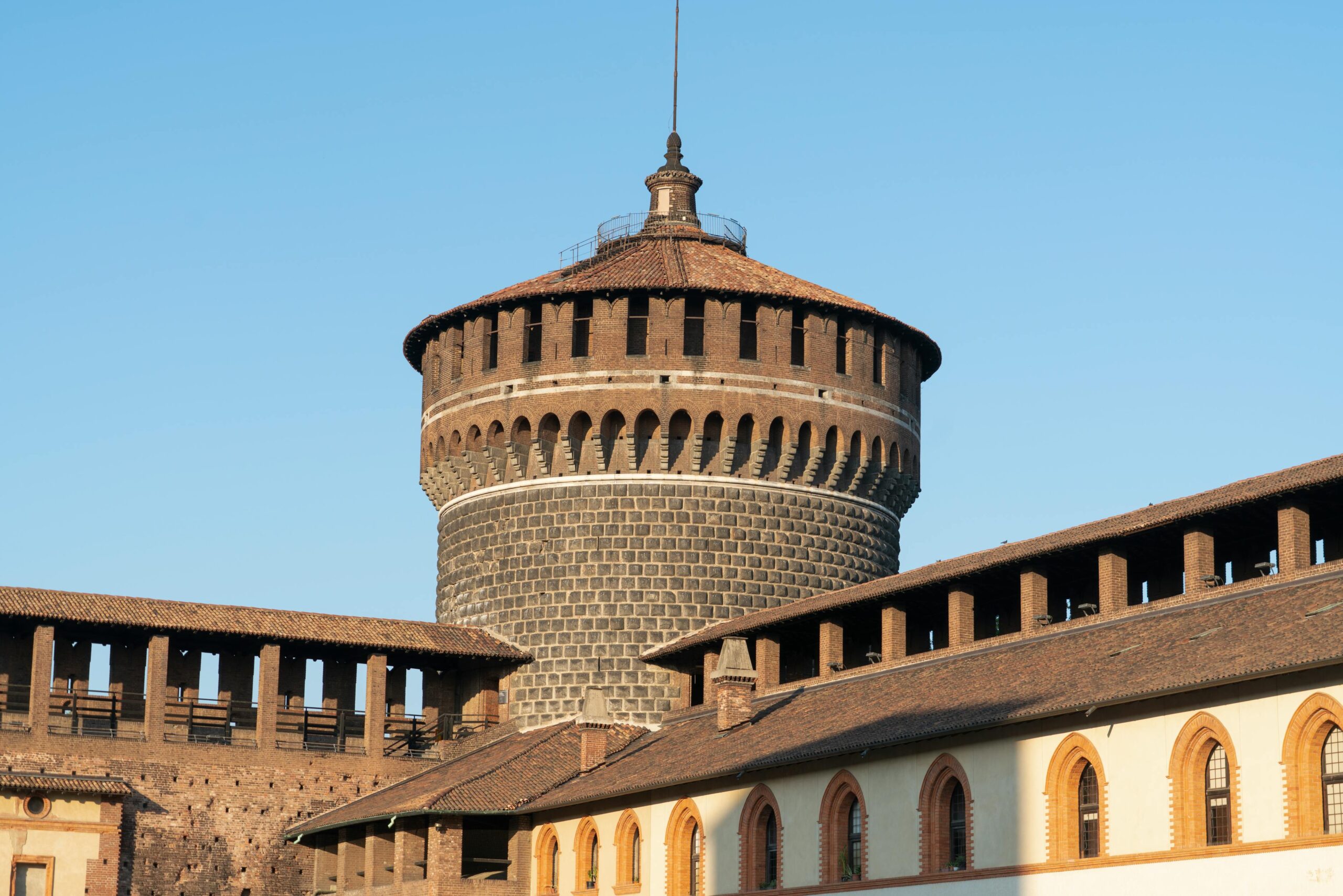Castillo Sforzesco de Milán con su torre y foso histórico