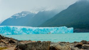 Glaciar Perito Moreno en Argentina con montañas nevadas y aguas heladas