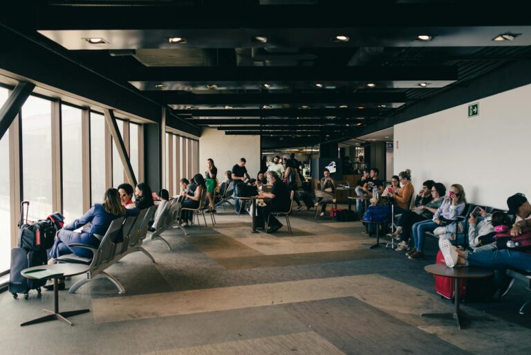 Terminal de aeropuerto con zona de embarque y ventanales