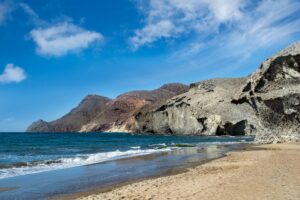 Playa rocosa en Almería con aguas azul turquesa del Mediterráneo