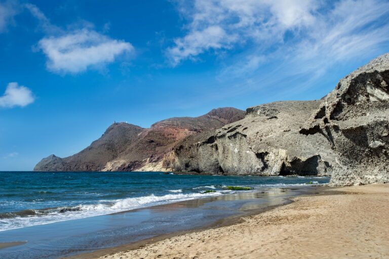Playa rocosa en Almería con aguas azul turquesa del Mediterráneo