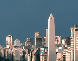 Vista aérea del Obelisco de Buenos Aires rodeado de rascacielos