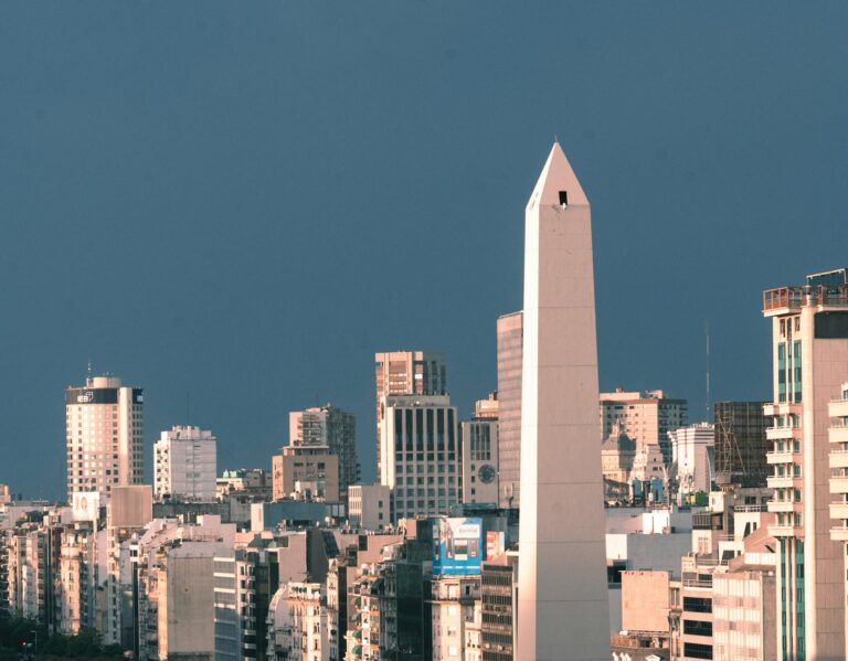 Vista aérea del Obelisco de Buenos Aires rodeado de rascacielos
