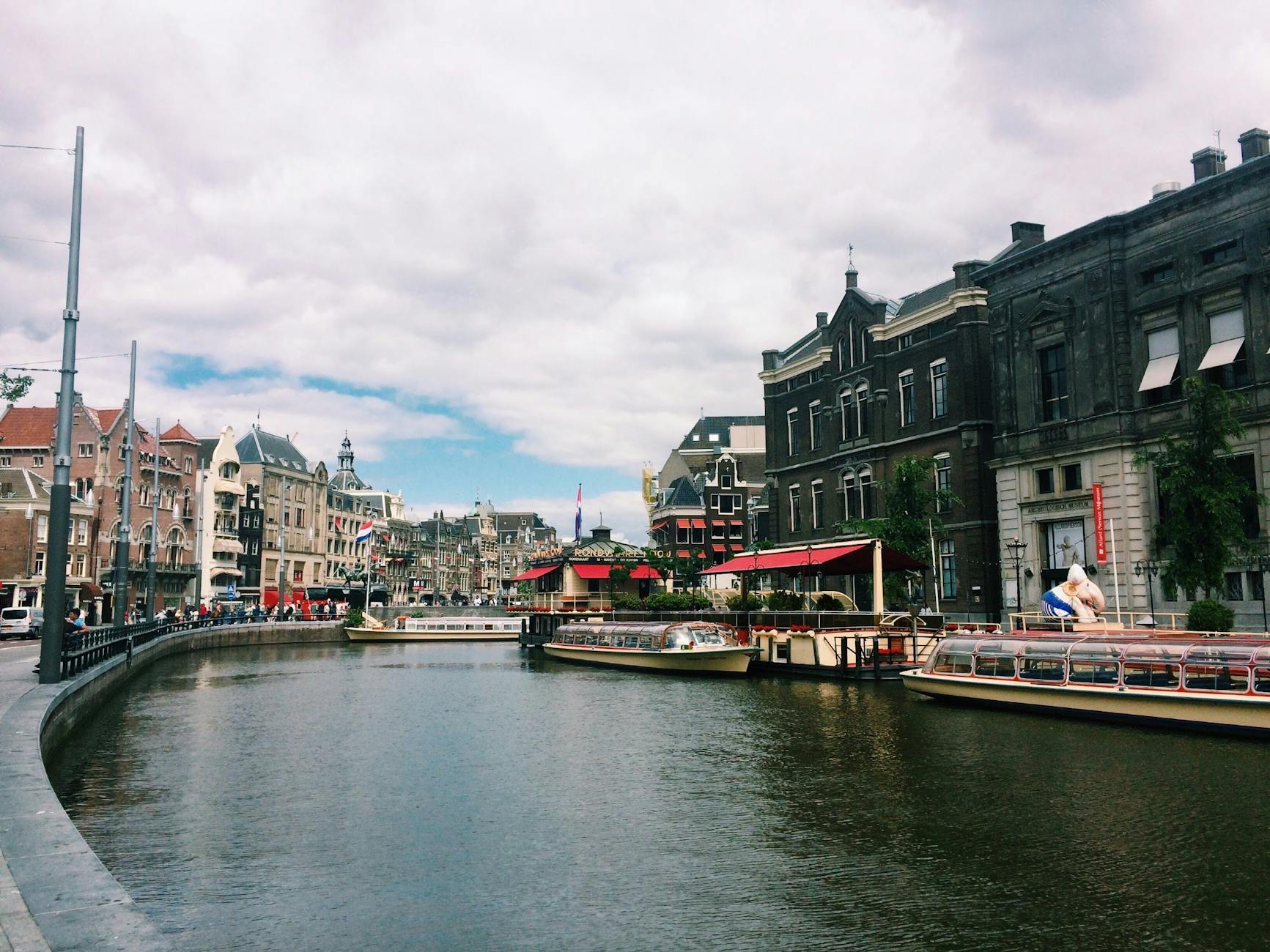 Ámsterdam: guía práctica para visitarla en 2026 1 Canal de Ámsterdam con barcos turísticos y arquitectura histórica holandesa