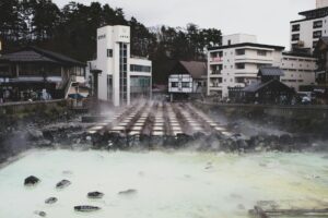 Onsen japonés tradicional con aguas termales humeantes en invierno