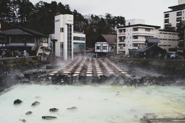 Home Elementor 7 Onsen japonés tradicional con aguas termales humeantes en invierno