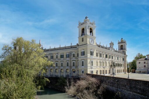 Palacio histórico italiano con arquitectura barroca y fachada ornamentada, sede de un banco centenario