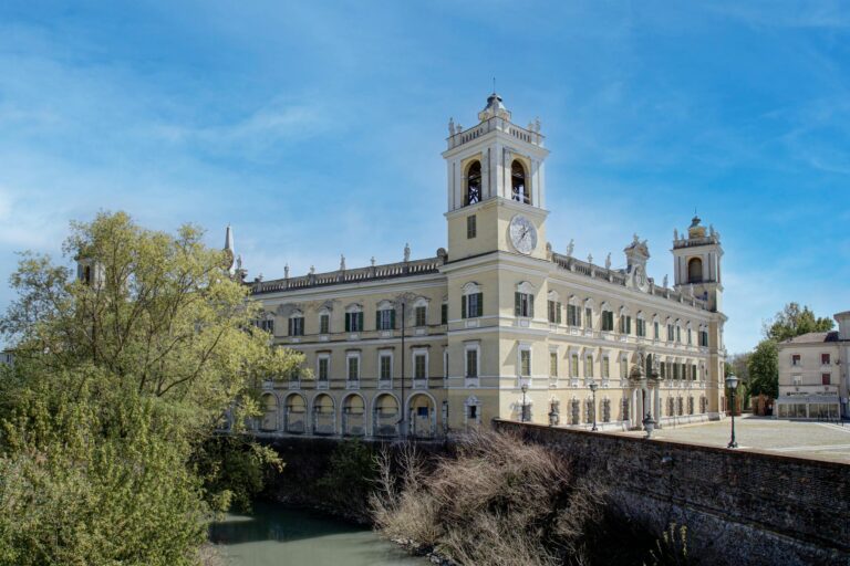 Palacio histórico italiano con arquitectura barroca y fachada ornamentada, sede de un banco centenario