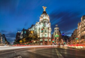 Gran Vía de Madrid de noche con el Teatro Calderón al fondo