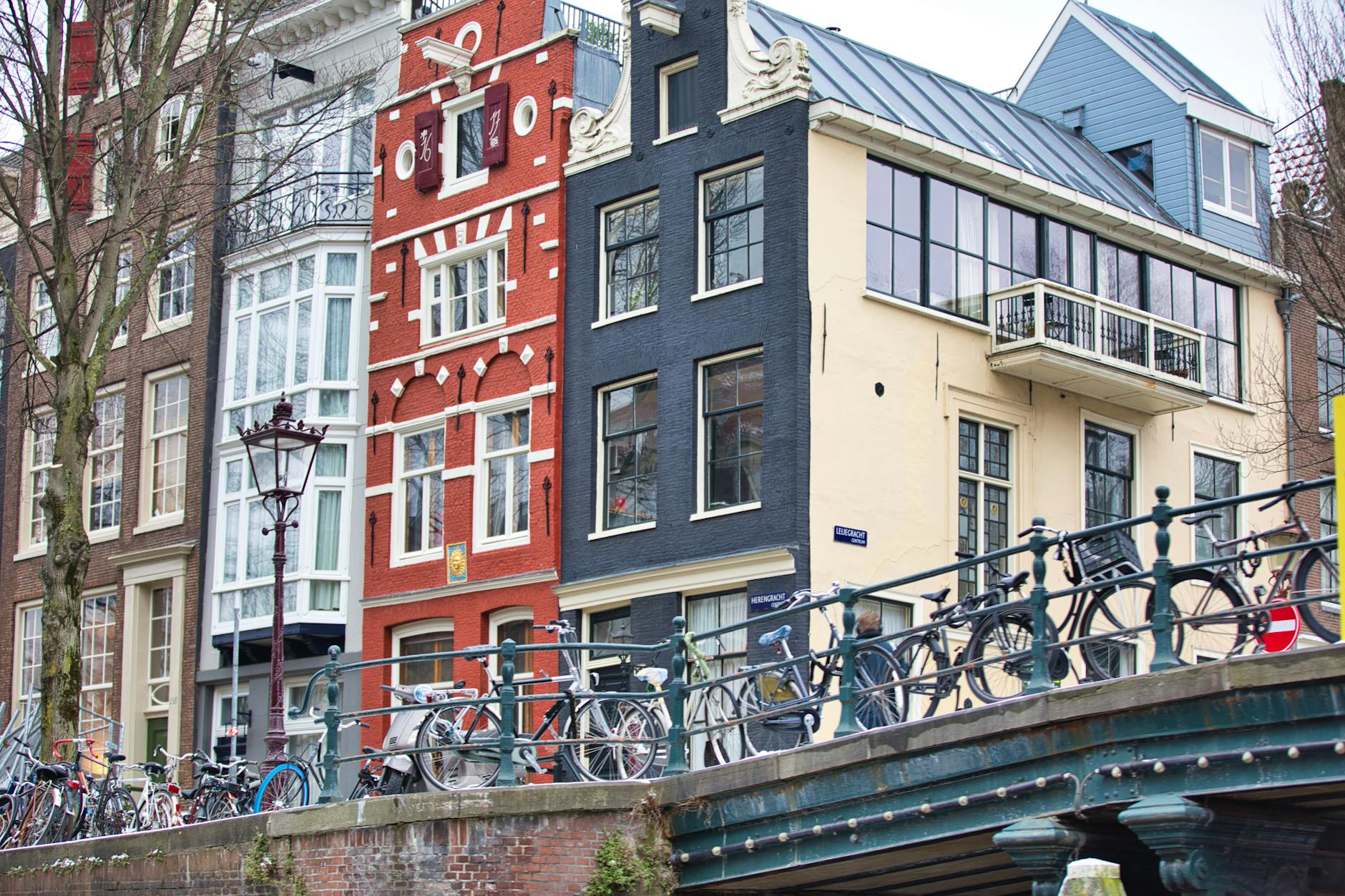 Museos curiosos de Europa: cuatro visitas que no te esperas 3 Bicicletas aparcadas en un canal del centro histórico de Ámsterdam