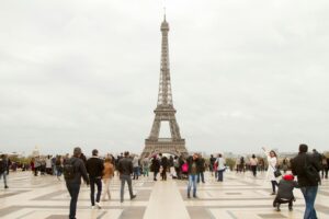 Torre Eiffel de París al anochecer con el Sena en primer plano