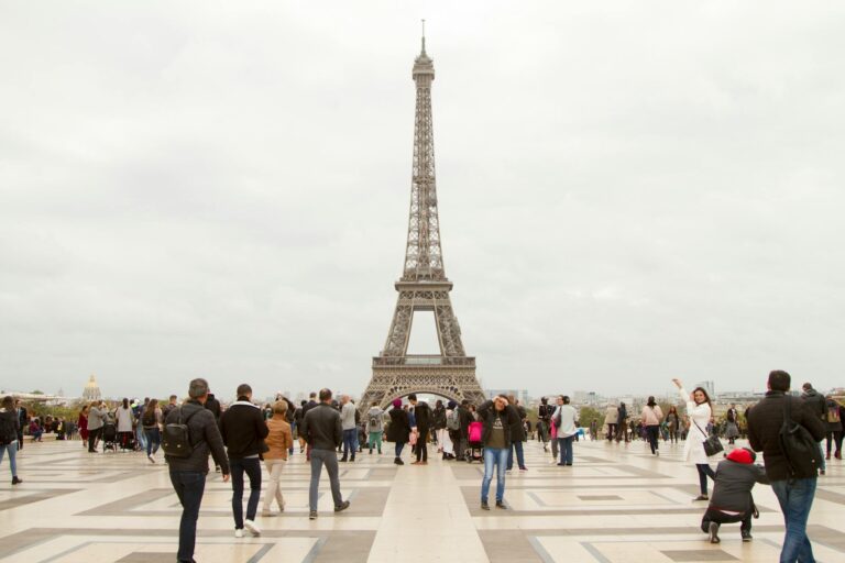 Torre Eiffel de París al anochecer con el Sena en primer plano