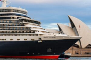 Crucero Queen Elizabeth atracado cerca de la Opera House de Sídney, Australia