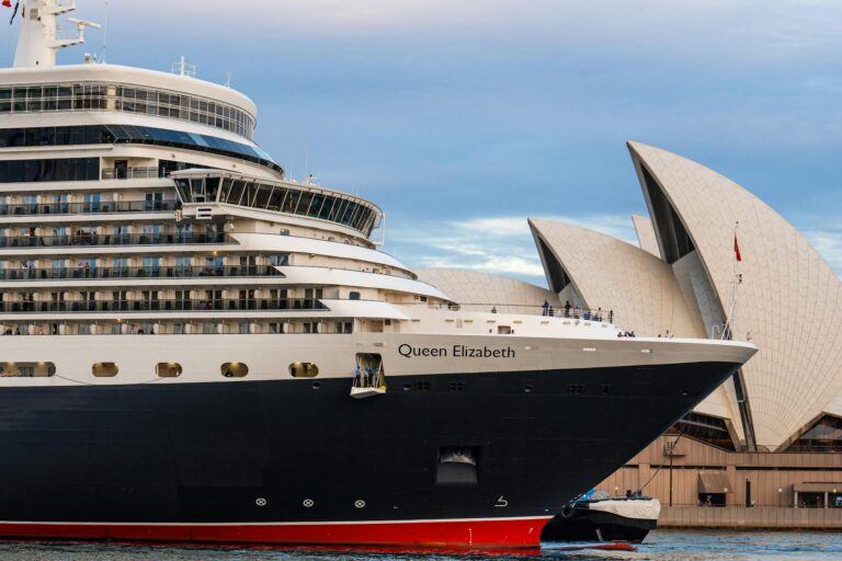 Crucero Queen Elizabeth atracado cerca de la Opera House de Sídney, Australia