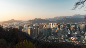 Skyline de Seúl con la Torre Namsan al atardecer