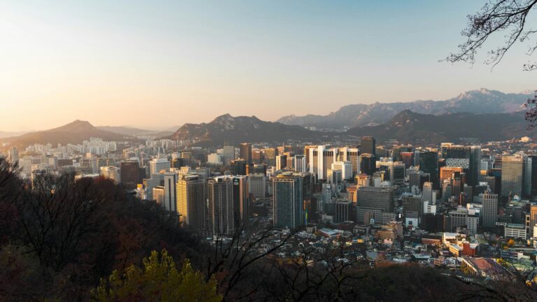 Skyline de Seúl con la Torre Namsan al atardecer