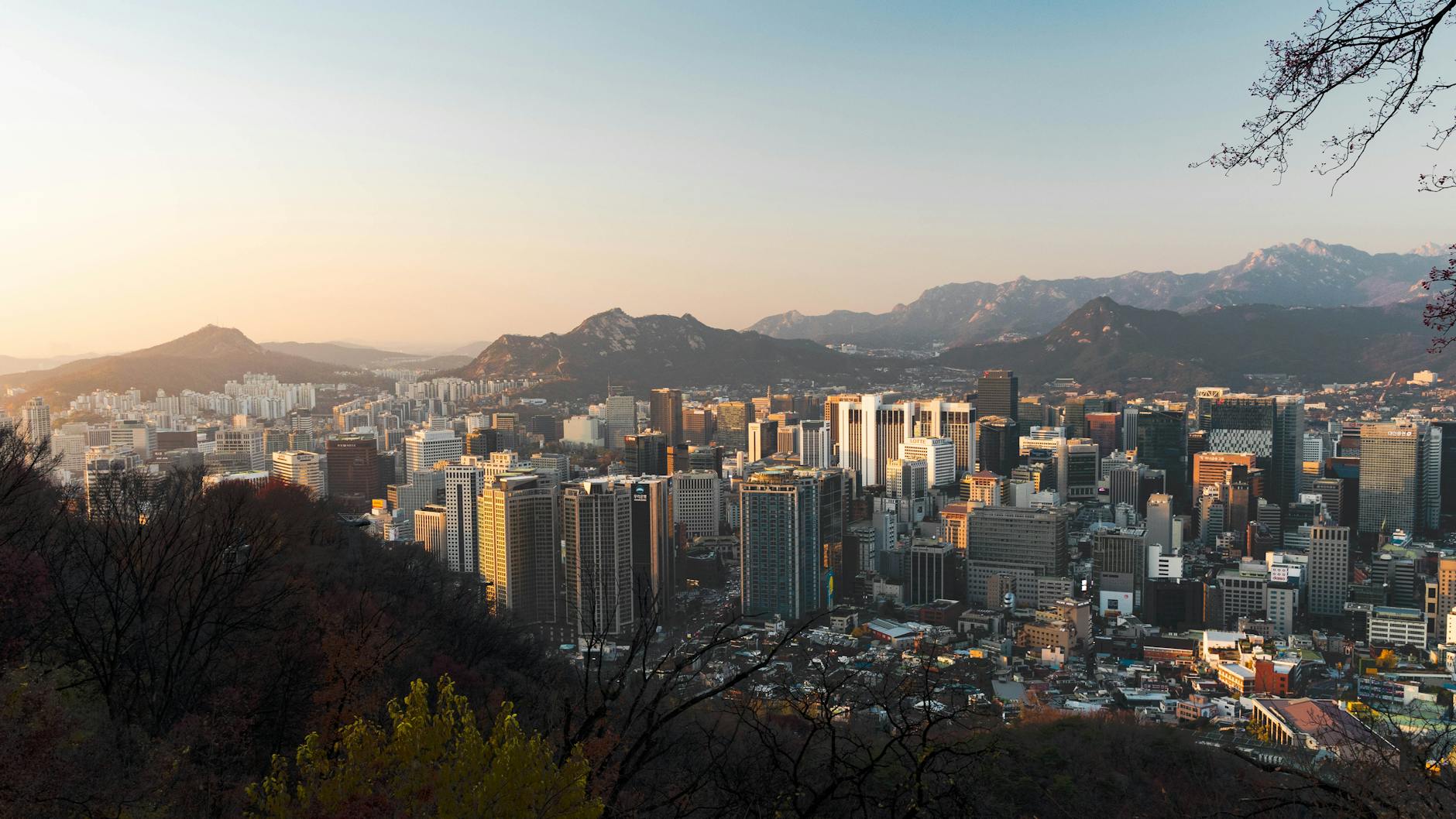 Skyline de Seúl con la Torre Namsan al atardecer