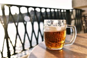 Home Elementor 20 Bañera de madera con cerveza y lúpulo en un beer spa de República Checa