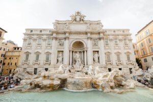 Fontana di Trevi en Roma, Italia, monumento icónico de la ciudad
