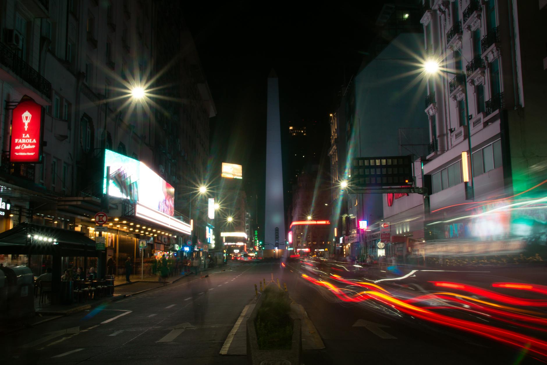 Obelisco de Buenos Aires iluminado de noche