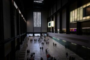 Tate Modern de Londres junto al río Támesis con el Puente del Milenio