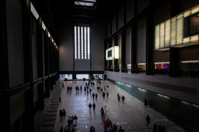 Tate Modern de Londres junto al río Támesis con el Puente del Milenio