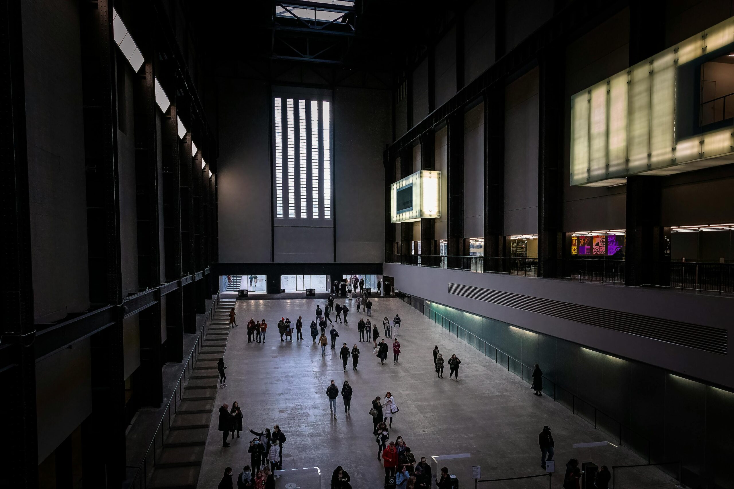 Tate Modern de Londres junto al río Támesis con el Puente del Milenio