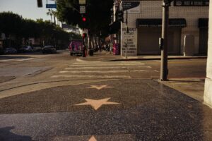Hollywood Boulevard de noche con luces de neón y actividad nocturna, Los Ángeles