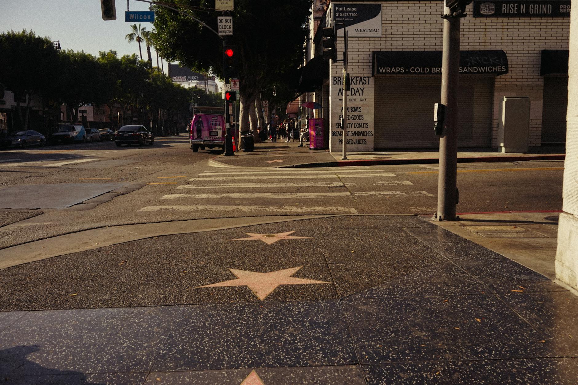 Hollywood Boulevard de noche con luces de neón y actividad nocturna, Los Ángeles
