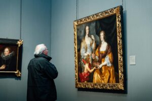 Sala de museo de arte con pinturas en las paredes