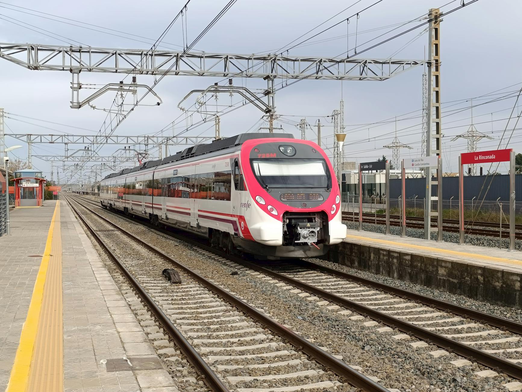 Renfe Precios Mini: guía para conseguir billetes baratos de tren por España 2 Tren Renfe de alta velocidad en la estación de La Rinconada, Andalucía