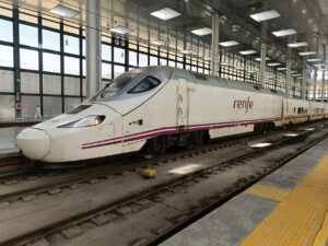Tren Renfe de alta velocidad en la estación de Cádiz, Andalucía, España