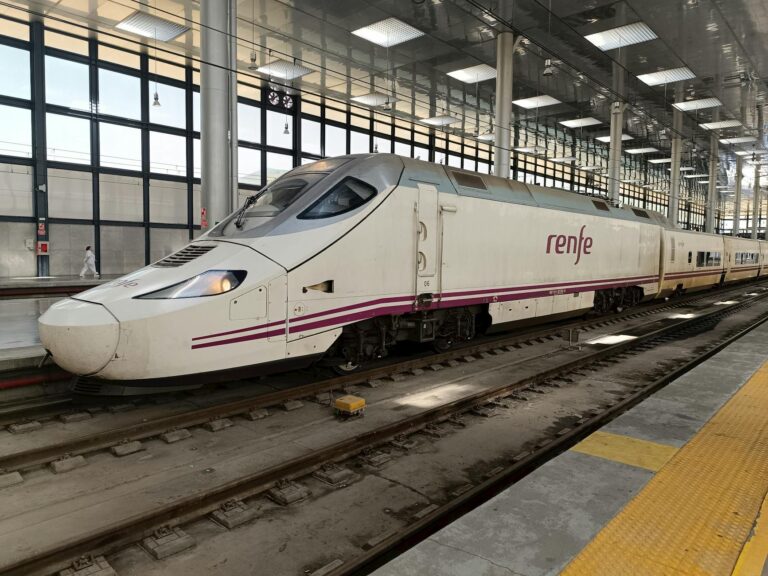Tren Renfe de alta velocidad en la estación de Cádiz, Andalucía, España