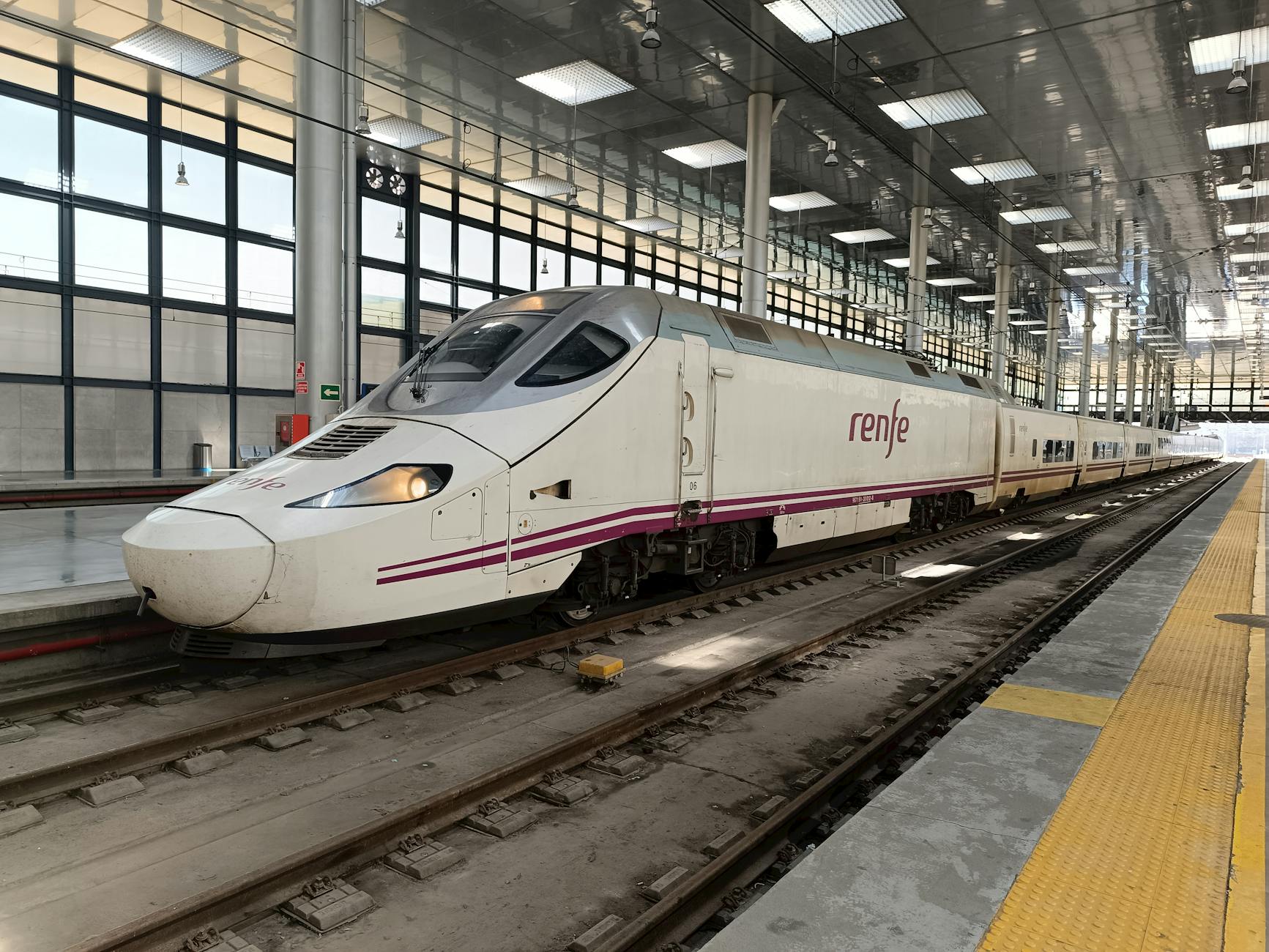 Renfe Precios Mini: guía para conseguir billetes baratos de tren por España 1 Tren moderno Renfe en la estación de Cádiz, España