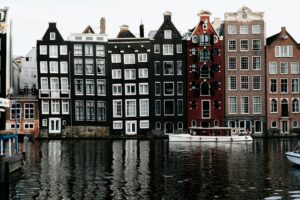 Casas de canal icónicas de Ámsterdam reflejadas en el agua