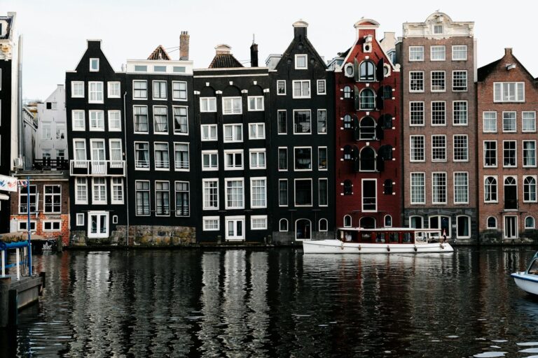 Casas de canal icónicas de Ámsterdam reflejadas en el agua