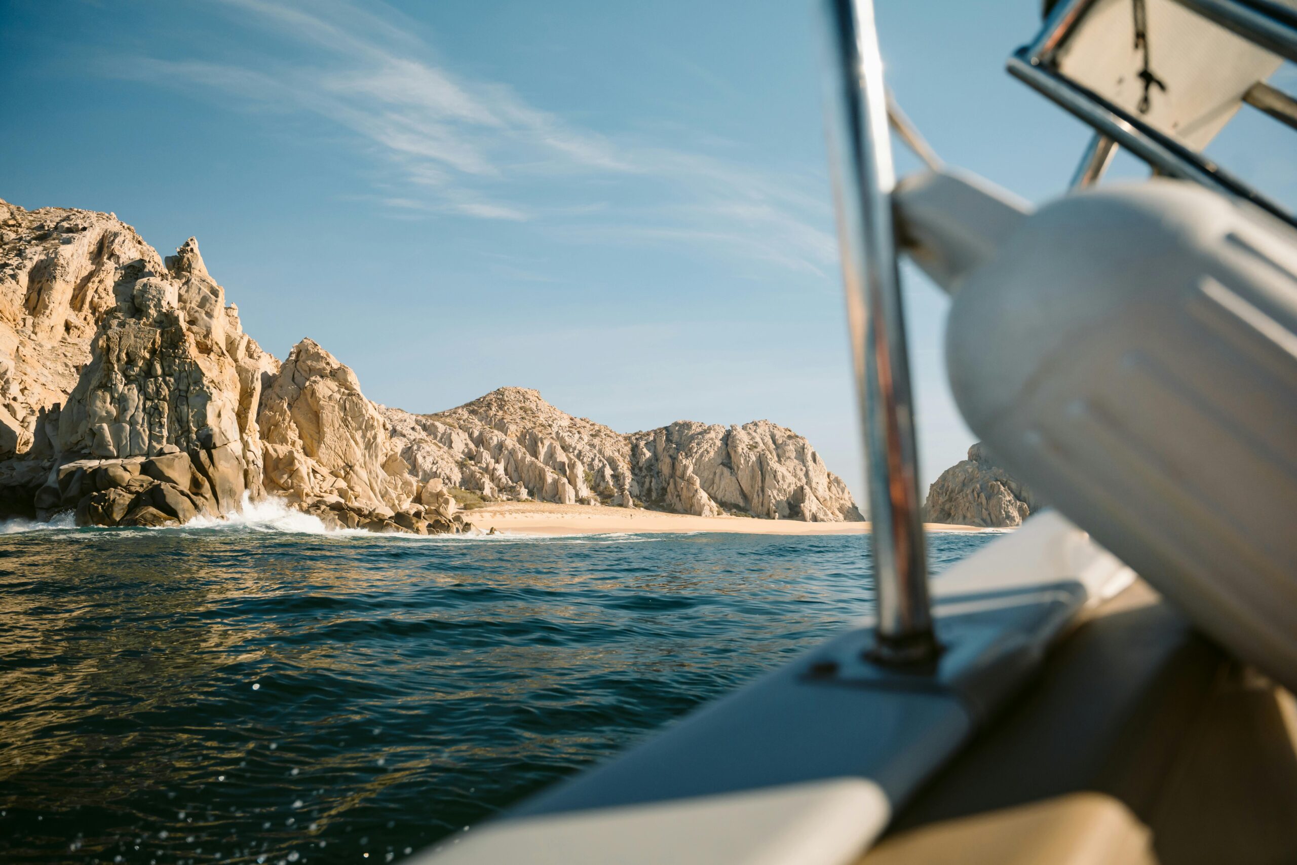 Costa de Los Cabos con acantilados y aguas cristalinas vistas desde un barco