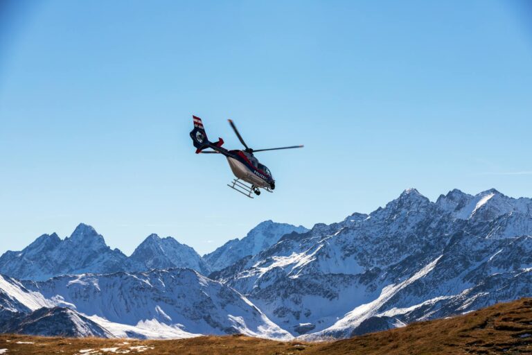 Home Elementor 8 helicóptero sobrevolando montañas alpinas en heli-hiking