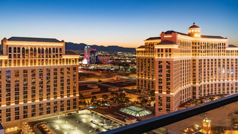 Vista aérea del Hotel Bellagio y el skyline de Las Vegas de noche