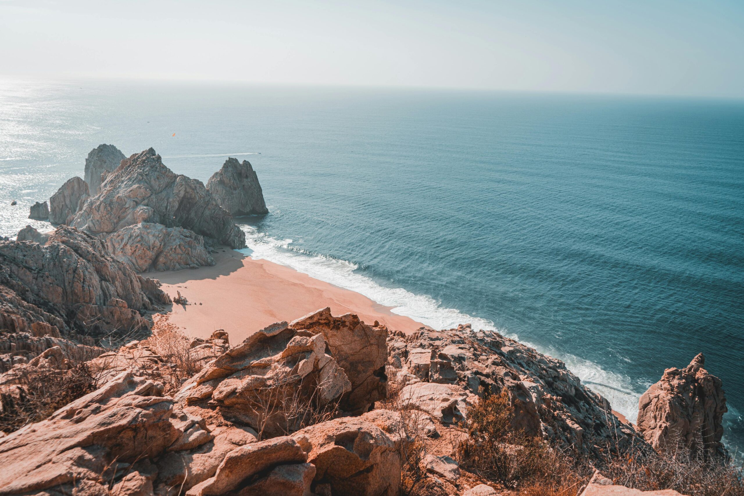 Vista del océano desde los acantilados rocosos de Cabo San Lucas