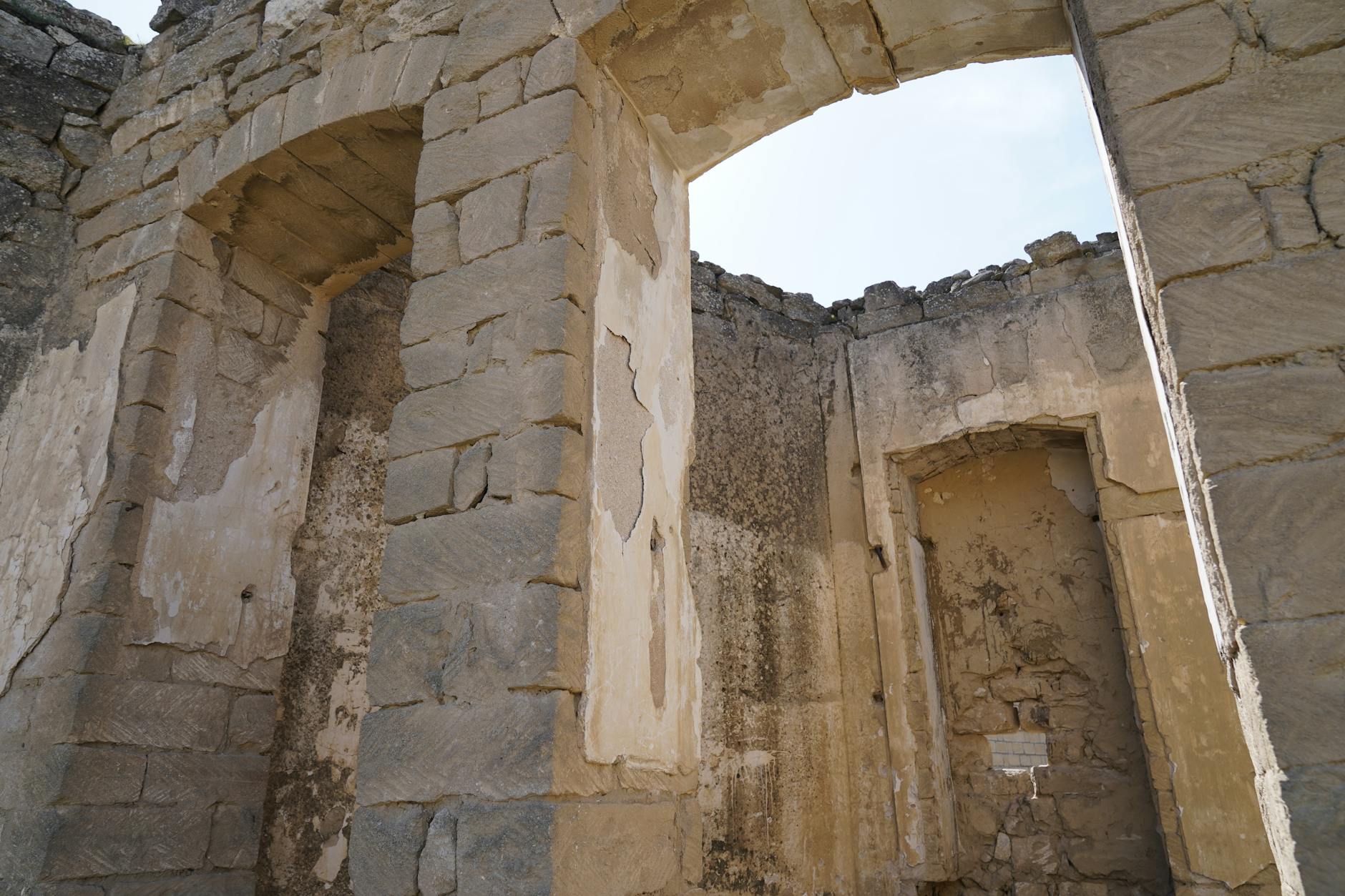 Arco de piedra en ruinas históricas andinas
